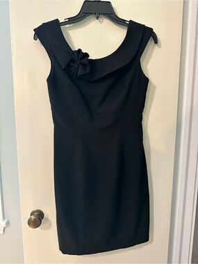 Classic Black Sheath Dress with Decorative Collar